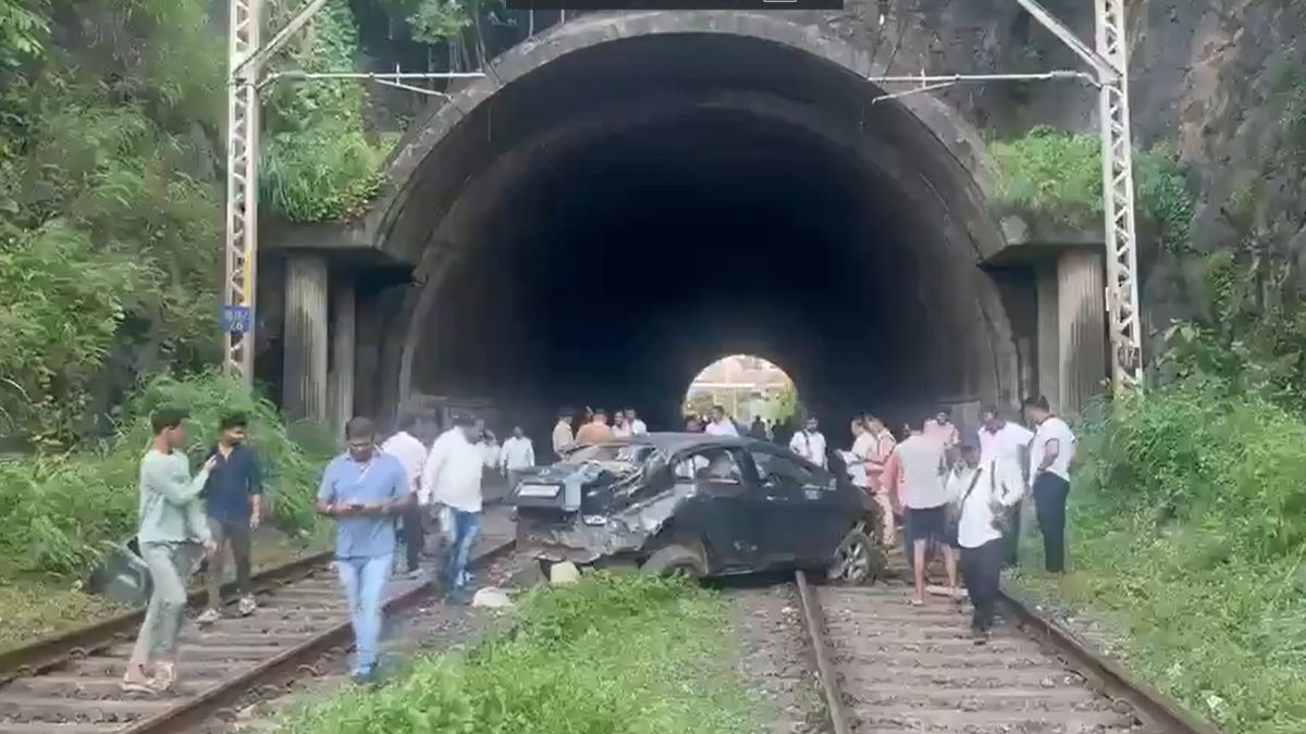 Parsik Hill Car Accident: बेलापूर मध्ये पारसिक हिलवरून कार रुळावर कोसळली; हार्बर मार्गावर रेल्वे सेवा विस्कळीत