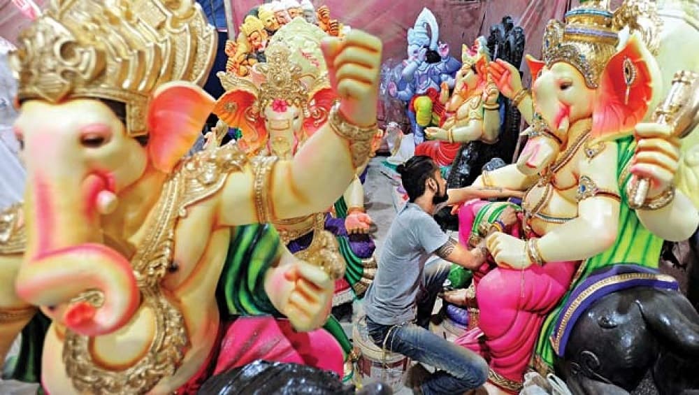 COVID-19 Affects Ganesh Idol Makers Business: कोरोना विषाणूमुळे गणेशमूर्तीकारांच्या व्यवसायांवर मोठा परिणाम COVID-19 Affects Ganesh Idol Makers Business: कोरोना विषाणूमुळे गणेशमूर्तीकारांच्या व्यवसायांवर मोठा परिणाम