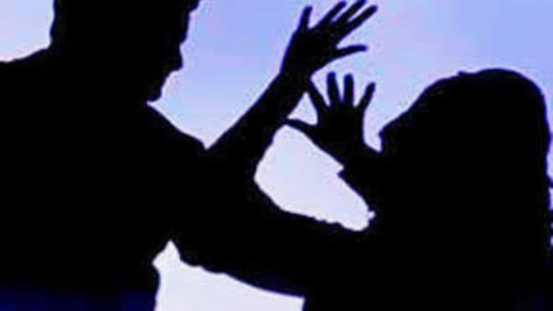 नोएडा: अर्धा तास कपडे पाहून ही खरेदी न करणाऱ्या ग्राहकाला विक्रेत्याने शिवीगाळ करत केली मारहाण, वाचा सविस्तर नोएडा: अर्धा तास कपडे पाहून ही खरेदी न करणाऱ्या ग्राहकाला विक्रेत्याने शिवीगाळ करत केली मारहाण, वाचा सविस्तर