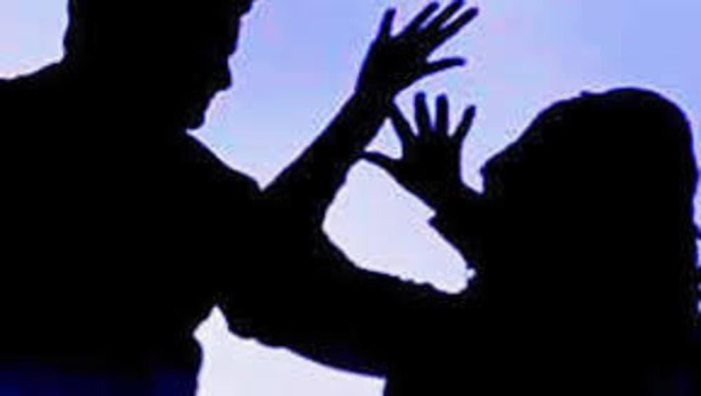 अहमदनगर: क्षुल्लक कारणावरुन विवस्त्र करुन महिलेला बेदम मारहाण अहमदनगर: क्षुल्लक कारणावरुन विवस्त्र करुन महिलेला बेदम मारहाण