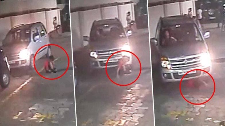 गाडीसमोर आलेला हा चिमुकला सुरक्षित कसा बाहेर पडला ? गाडीसमोर आलेला हा चिमुकला सुरक्षित कसा बाहेर पडला ?
