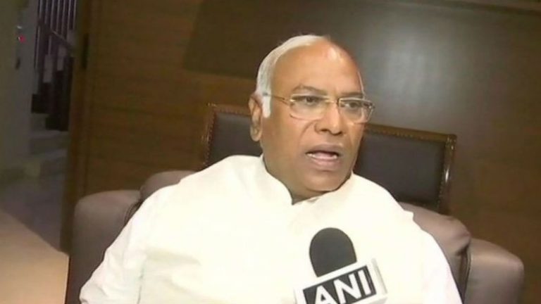 Mallikarjun Kharge On PM Narendra Modi: पंतप्रधानांनी संसदेचा वेळ वाया घालवला, ते त्यांच्या प्रचारात करतात तेच त्यांनी संसदेत केल आहे - मल्लिकार्जुन खर्गे