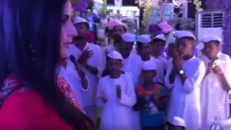 चूकीच्या पद्धतीने आरतीचं ताट फिरवल्याने कॅटरिना कैफ ट्विटर होतेय ट्रोल चूकीच्या पद्धतीने आरतीचं ताट फिरवल्याने कॅटरिना कैफ ट्विटर होतेय ट्रोल