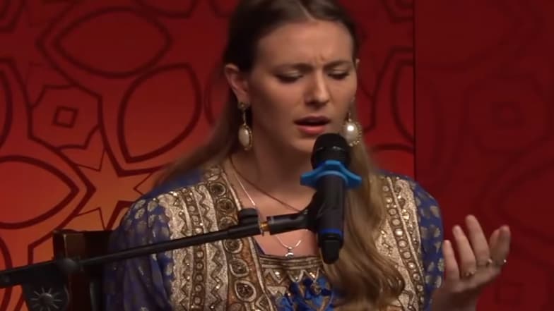 Viral Video : ...जेव्हा 'आज जाने की जिद ना करो' ही गझल ब्रिटिश गायिका गाते ! Viral Video : ...जेव्हा 'आज जाने की जिद ना करो' ही गझल ब्रिटिश गायिका गाते !