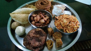 Diwali Faral & Sweet Recipes: दिवाळी निमित्त घरच्या घरी पदर सुटलेल्या करंज्या ते खुसखुशीत चिवडा असे फराळाचे पदार्थ असे बनवाल?