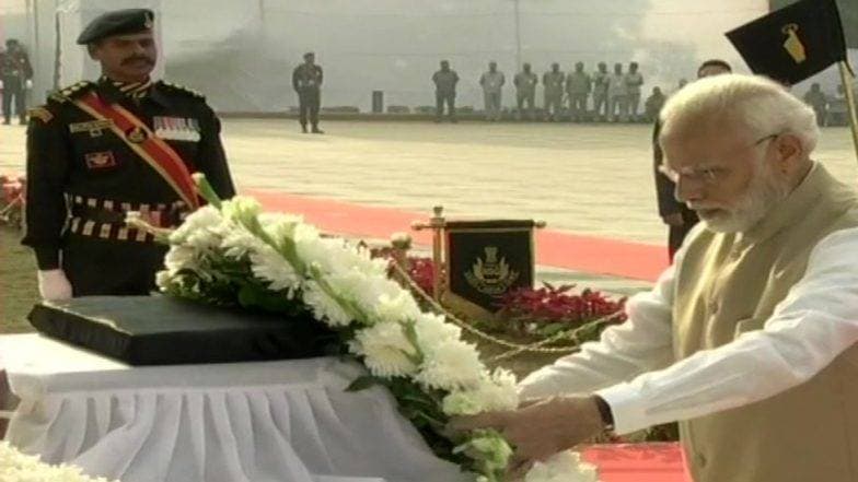 पंतप्रधान नरेंद्र मोदी यांनी फडकवला तिरंगा; शहीद झालेल्या पोलिसांना वाहिली श्रद्धांजली पंतप्रधान नरेंद्र मोदी यांनी फडकवला तिरंगा; शहीद झालेल्या पोलिसांना वाहिली श्रद्धांजली