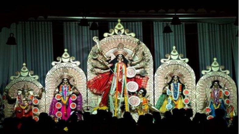 नवरात्रोत्सव 2018 : मुंबईत दुर्गापूजा पाहण्यासाठी या '5' मंडळांना अवश्य भेट द्या ! नवरात्रोत्सव 2018 : मुंबईत दुर्गापूजा पाहण्यासाठी या '5' मंडळांना अवश्य भेट द्या !