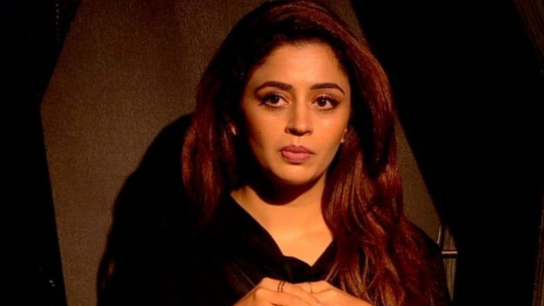 मराठमोळी अभिनेत्री Nehha Pendse चा घायाळ करणारा Hot अंदाज आला समोर, पाहा फोटो