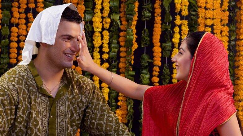 Diwali 2018 : भाऊबीजेच्या दिवशी बहिण भावाला का ओवाळते ? Diwali 2018 : भाऊबीजेच्या दिवशी बहिण भावाला का ओवाळते ?