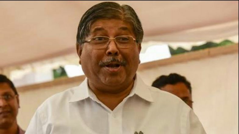 शेतकऱ्यांनी चंद्रकांत पाटलांना दाखविले काळे झेंडे