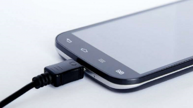 स्मार्टफोन झटपट चार्ज होण्यासाठी खास '4' टिप्स !