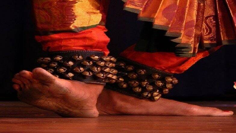 मृत वडिलांच्या आत्म्याला बोलवण्यासाठी मुलाचा नग्न डान्स मृत वडिलांच्या आत्म्याला बोलवण्यासाठी मुलाचा नग्न डान्स