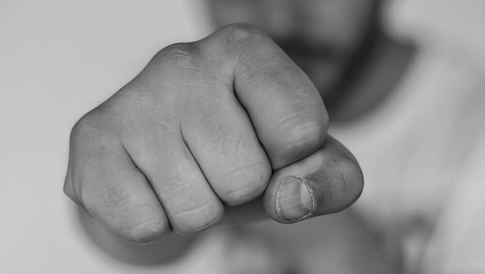 पुणे: दारु पिण्यासाठी पैसे दिले नाही म्हणून रिक्षाचालकाने प्रवाशाला मारहाण करत लुटले पुणे: दारु पिण्यासाठी पैसे दिले नाही म्हणून रिक्षाचालकाने प्रवाशाला मारहाण करत लुटले
