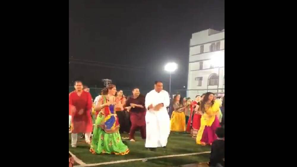 पाद्र्यीने खेळला गरबा, सोशल मीडियावर व्हिडिओ व्हायरल पाद्र्यीने खेळला गरबा, सोशल मीडियावर व्हिडिओ व्हायरल