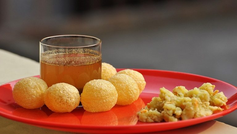 Lucknow मधील फूड विक्रेत्याने बनवले ''Chowmein Golgappa', पहा व्हिडियो