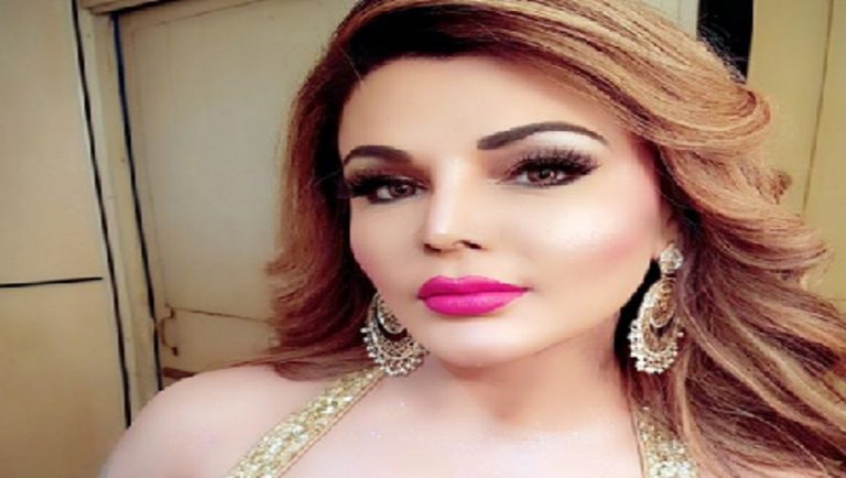 Rakhi Sawant Removes Jacket : फोटोग्राफरला पोज देतांना Rakhi Sawant ने काढले जॅकेट, व्हिडीओ व्हायरल