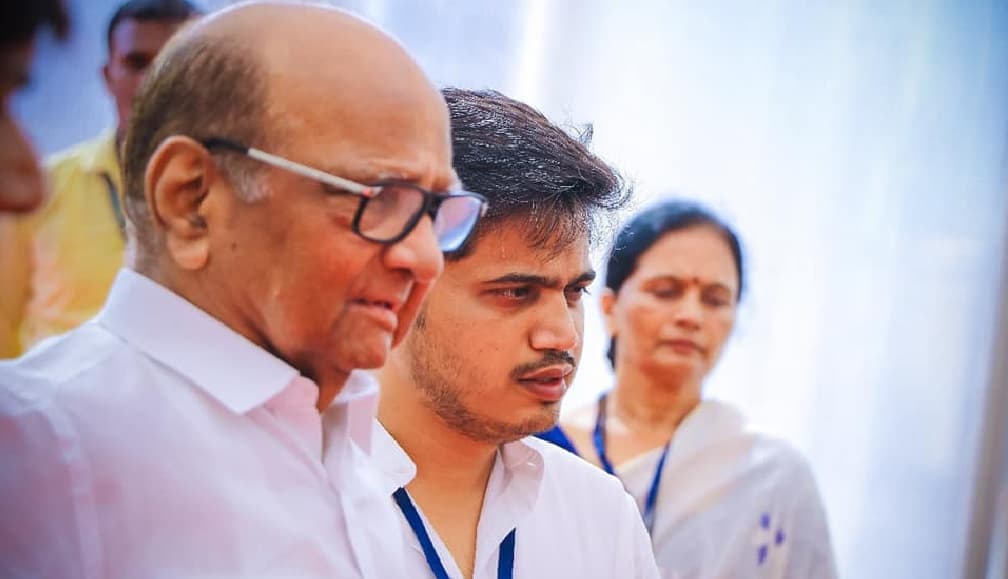 शरद पवारांच्या नातवाची शिवसेना पक्षप्रमुख उद्धव ठाकरेंवर टीका शरद पवारांच्या नातवाची शिवसेना पक्षप्रमुख उद्धव ठाकरेंवर टीका