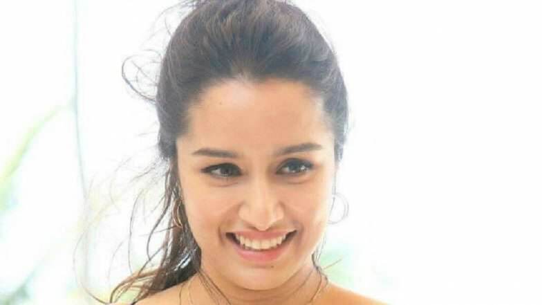 कोरियन हिट सिनेमा 'मिस ग्रॅनी'च्या रिमेकसाठी श्रद्धा कपूर साकारणार 74 वर्षाची आजीबाई कोरियन हिट सिनेमा 'मिस ग्रॅनी'च्या रिमेकसाठी श्रद्धा कपूर साकारणार 74 वर्षाची आजीबाई
