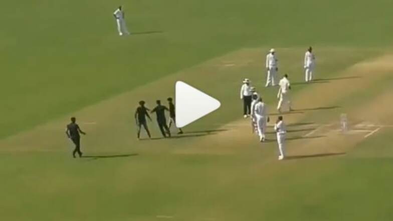 Video : विराट कोहलीसोबत सेल्फी खेचण्यासाठी सुरक्षा भेदत फॅन पोहचला मैदानात... Video : विराट कोहलीसोबत सेल्फी खेचण्यासाठी सुरक्षा भेदत फॅन पोहचला मैदानात...