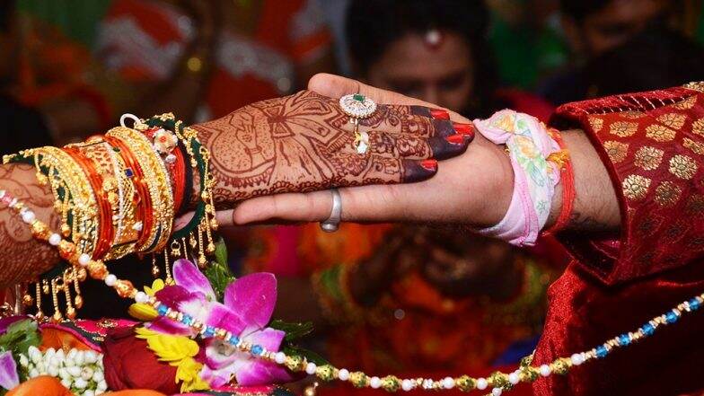 अहमदनगर: आंतरजातीय मुलासोबत लग्न केल्याने आई-वडिलांनीच केली पोटच्या मुलीची हत्या अहमदनगर: आंतरजातीय मुलासोबत लग्न केल्याने आई-वडिलांनीच केली पोटच्या मुलीची हत्या