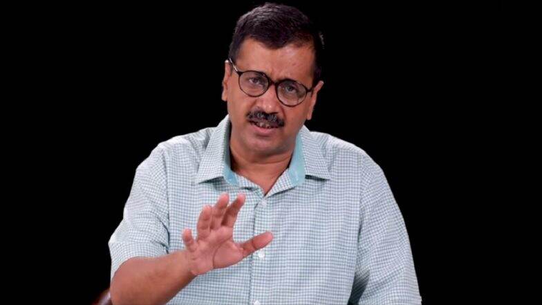 दिल्लीचे मुख्यमंत्री अरविंद केजरीवाल यांच्यावर मिरचीपूड हल्ला दिल्लीचे मुख्यमंत्री अरविंद केजरीवाल यांच्यावर मिरचीपूड हल्ला
