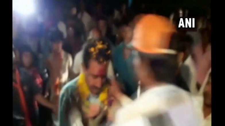 भाजप आमदाराच्या गळ्यात घातला चपलांचा हार, व्हिडिओ व्हायरल