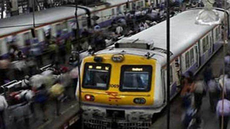 विना तिकीट प्रवास करणाऱ्यांमुळे Central Railway च्या उत्पन्नात 'अशी' झाली वाढ विना तिकीट प्रवास करणाऱ्यांमुळे Central Railway च्या उत्पन्नात 'अशी' झाली वाढ