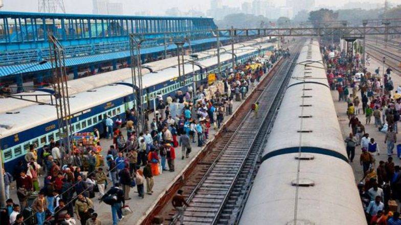 Lokmanya Tilak Terminus: कडक लॉकडाऊनच्या भीतीतून मुंबईतील लोकमान्य टिळक टर्मिनसवर प्रवाशांची मोठी गर्दी