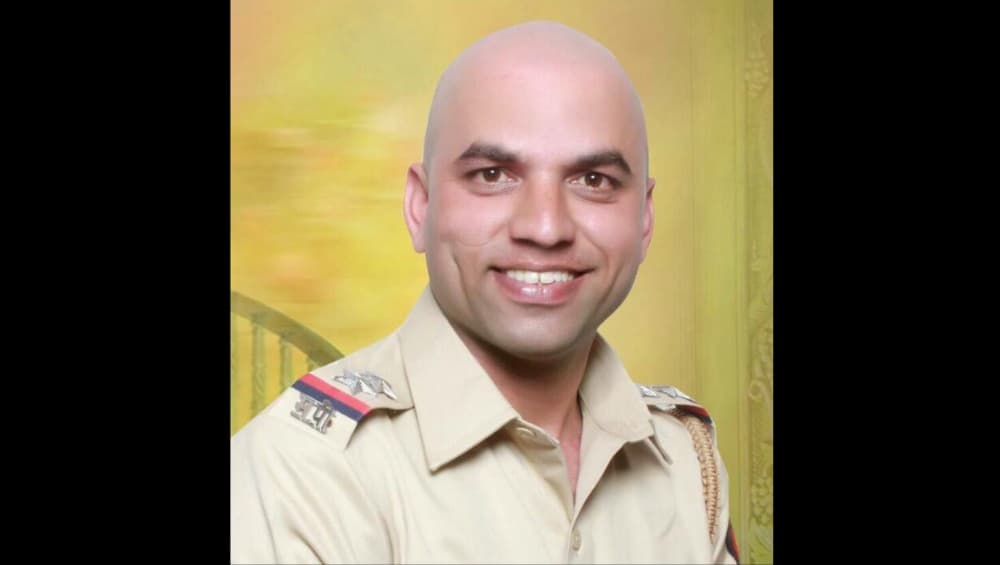 बलात्काराचा आरोप असलेले पोलीस उपनिरिक्षक साजन सानप यांची रेल्वेखाली आत्महत्या बलात्काराचा आरोप असलेले पोलीस उपनिरिक्षक साजन सानप यांची रेल्वेखाली आत्महत्या