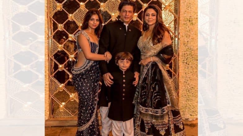 शाहरुख खानची दिवाळी पार्टी, सेलिब्रेटींची मांदीयाळी (Photos) शाहरुख खानची दिवाळी पार्टी, सेलिब्रेटींची मांदीयाळी (Photos)