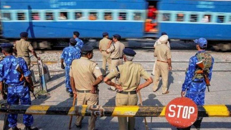 पालघर: बोईसर खैराफाटक येथे धावत्या ट्रेनखाली चिरडून एका महिलेसह 2 चिमुकल्यांचा मृत्यू पालघर: बोईसर खैराफाटक येथे धावत्या ट्रेनखाली चिरडून एका महिलेसह 2 चिमुकल्यांचा मृत्यू