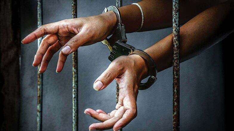 मीरा रोड: अल्पवयीन मुलींचे अपहरण करुन वेश्या व्यवसायत ढकलणाऱ्या चार बहिणींना पोलिसांकडून अटक मीरा रोड: अल्पवयीन मुलींचे अपहरण करुन वेश्या व्यवसायत ढकलणाऱ्या चार बहिणींना पोलिसांकडून अटक