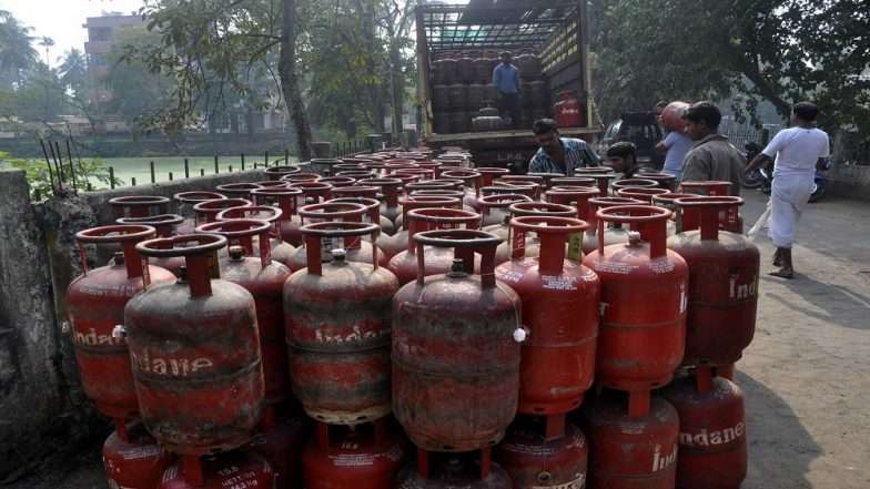 दिवाळी तोंडावर आली असता सर्वसामान्यांना झटका; घरगुती गॅस सिलेंडर 60 रुपयांनी महागला दिवाळी तोंडावर आली असता सर्वसामान्यांना झटका; घरगुती गॅस सिलेंडर 60 रुपयांनी महागला