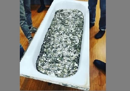 iPhone खरेदी करण्यासाठी बाथटबमधून घेऊन गेला चिल्लर iPhone खरेदी करण्यासाठी बाथटबमधून घेऊन गेला चिल्लर