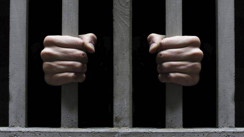 पुण्यात स्पा सेंटरच्या नावाखाली सुरू असलेल्या सेक्स रॅकेटचा पर्दाफाश , दोघांना अटक पुण्यात स्पा सेंटरच्या नावाखाली सुरू असलेल्या सेक्स रॅकेटचा पर्दाफाश , दोघांना अटक
