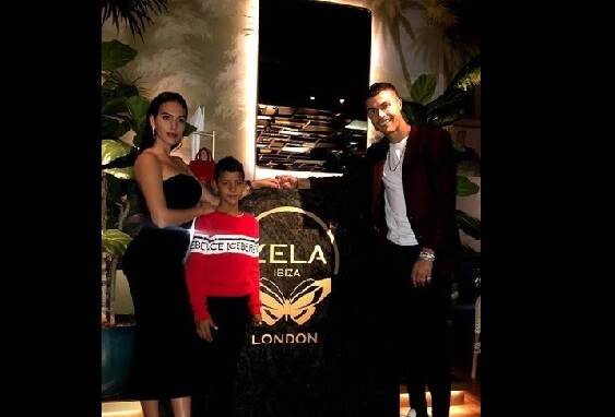 Cristiano Ronaldo ने मुलीच्या वाढदिवसावेळी 15 मिनिटांत संपवली 25 लाख रुपयांची दारु Cristiano Ronaldo ने मुलीच्या वाढदिवसावेळी 15 मिनिटांत संपवली 25 लाख रुपयांची दारु