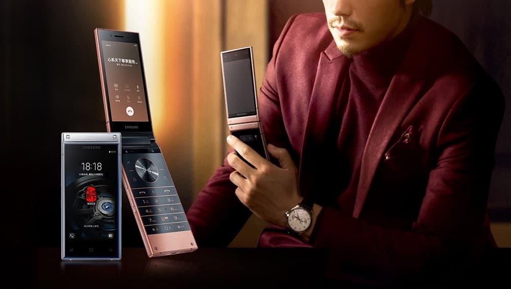 Samsung ने लाँच केला तब्बल 2 लाखाचा Flip Phone W2019; पाहा काय आहेत फीचर्स Samsung ने लाँच केला तब्बल 2 लाखाचा Flip Phone W2019; पाहा काय आहेत फीचर्स