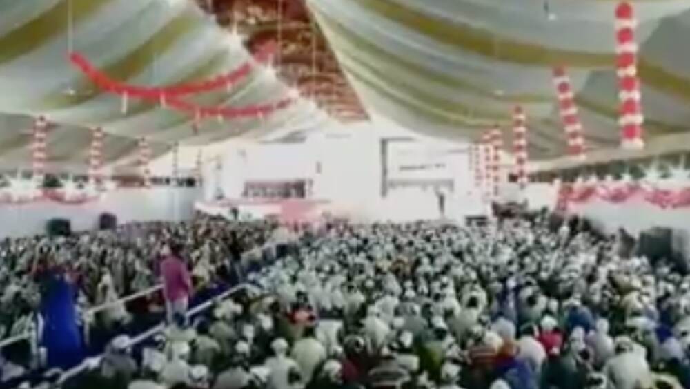 Guru Nanak Jayanti 2018 : उल्हासनगरमध्ये रंगतोय 20 हजार भाविकांच्या उपस्थितीत केवळ 'हेडफोन्स'वर सत्संग सोहळा Guru Nanak Jayanti 2018 : उल्हासनगरमध्ये रंगतोय 20 हजार भाविकांच्या उपस्थितीत केवळ 'हेडफोन्स'वर सत्संग सोहळा
