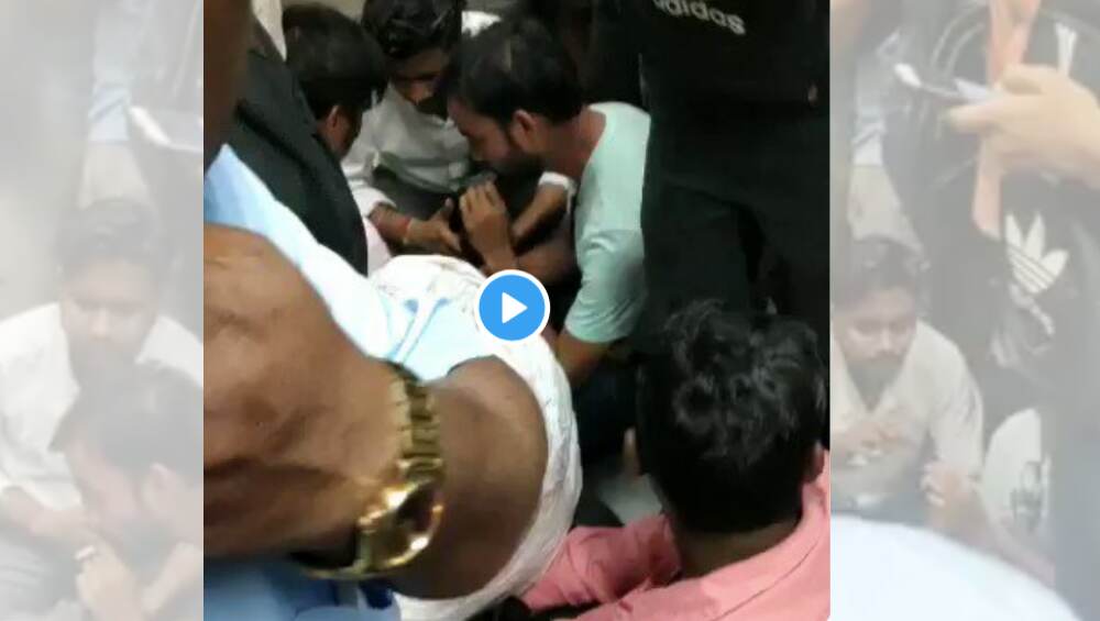 चर्चगेट-विरार लोकलमध्ये खुलेआम धूम्रपान, मद्यपान करून धिंगाणा (Video) चर्चगेट-विरार लोकलमध्ये खुलेआम धूम्रपान, मद्यपान करून धिंगाणा (Video)