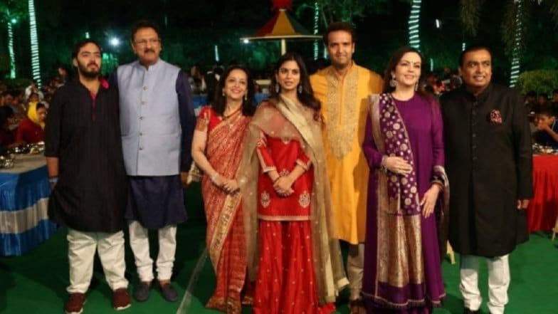 Isha Anand Wedding: 'ईशा-आनंद' च्या विवाहसोहळ्यात Mukesh Ambani झाले भावूक (Video) Isha Anand Wedding: 'ईशा-आनंद' च्या विवाहसोहळ्यात Mukesh Ambani झाले भावूक (Video)
