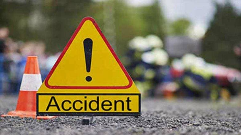सातारा येथे ट्रॅव्हल बस आणि ट्रकमध्ये भीषण अपघात, सहा जणांचा मृत्यू सातारा येथे ट्रॅव्हल बस आणि ट्रकमध्ये भीषण अपघात, सहा जणांचा मृत्यू