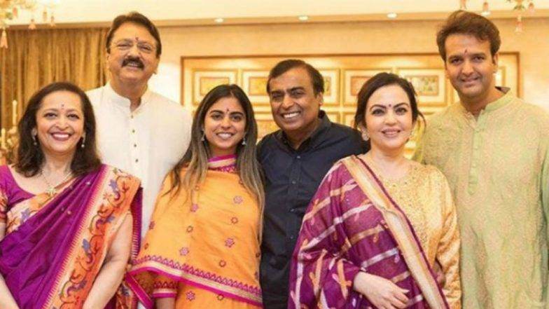मुंबईच्या BKC इथे पार पडणार ईशा अंबानीचे भव्य रिसेप्शन; रहदारी टाळण्यासाठी पोलिसांनी केले वाहतुकीचे हे बदल मुंबईच्या BKC इथे पार पडणार ईशा अंबानीचे भव्य रिसेप्शन; रहदारी टाळण्यासाठी पोलिसांनी केले वाहतुकीचे हे बदल