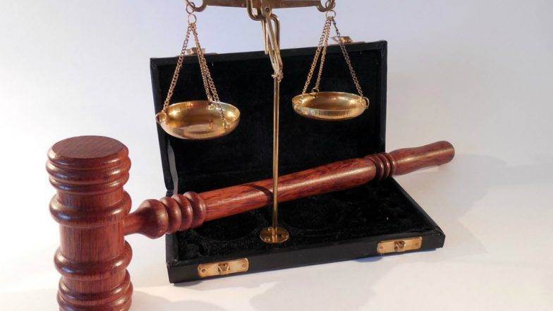 चोराने भर कोर्टात न्यायमूर्तींवर फेकली चप्पल, आरोपीला सुनावली सहा महिन्याच्या तुरुंगवासाची शिक्षा चोराने भर कोर्टात न्यायमूर्तींवर फेकली चप्पल, आरोपीला सुनावली सहा महिन्याच्या तुरुंगवासाची शिक्षा