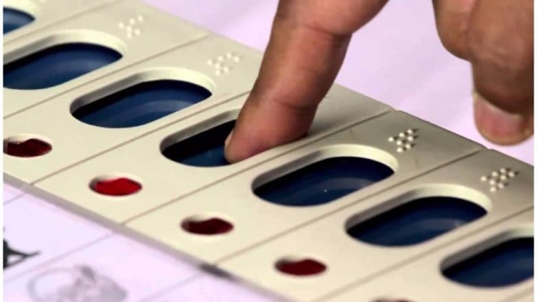 Lok Sabha Elections 2019: बसप पक्षाच्या कार्यकर्त्याने चुकून भाजपला मत दिल्याने बोट कापले Lok Sabha Elections 2019: बसप पक्षाच्या कार्यकर्त्याने चुकून भाजपला मत दिल्याने बोट कापले
