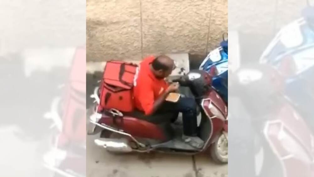 Video: Zomato चे पार्सल घेऊन येणाऱ्या तरुणाचा पाहा प्रताप Video: Zomato चे पार्सल घेऊन येणाऱ्या तरुणाचा पाहा प्रताप