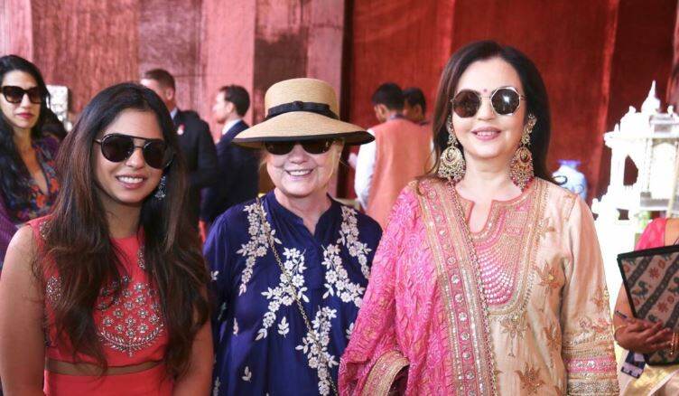 इशाच्या संगीत कार्यक्रमाच्या सोहळ्यावेळी Hilary Clinton थिरकल्या बॉलिवूडच्या गाण्यावर इशाच्या संगीत कार्यक्रमाच्या सोहळ्यावेळी Hilary Clinton थिरकल्या बॉलिवूडच्या गाण्यावर