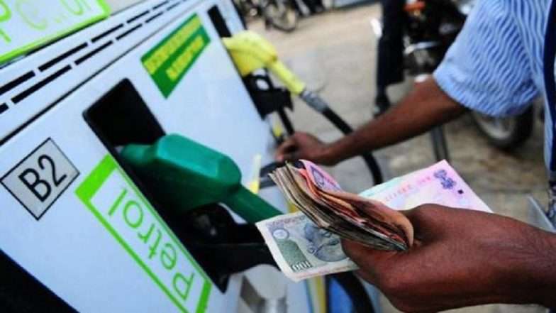 पेट्रोलच्या दरात वाढ, मुंबईत 80.01 रुपये प्रतिलीटर झाल्याने चालकांमध्ये नाराजी पेट्रोलच्या दरात वाढ, मुंबईत 80.01 रुपये प्रतिलीटर झाल्याने चालकांमध्ये नाराजी