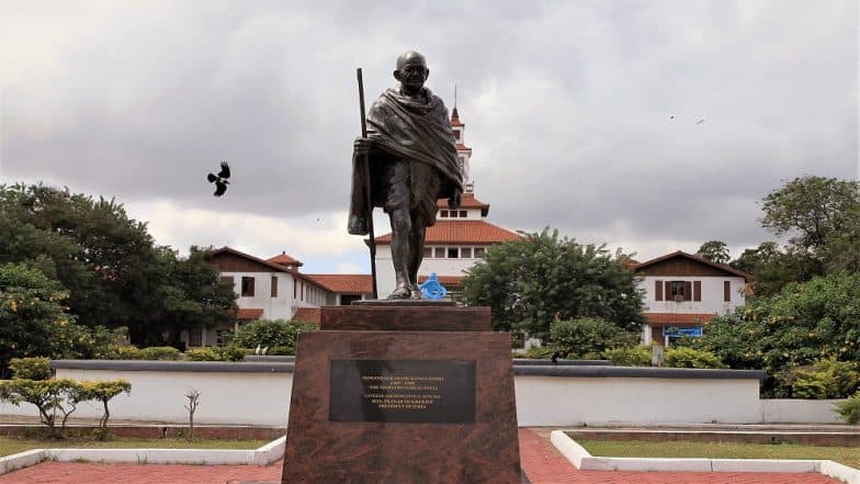 महात्मा गांधी यांना वर्णभेदी ठरवत विद्यापीठातून चक्क हटवला पुतळा महात्मा गांधी यांना वर्णभेदी ठरवत विद्यापीठातून चक्क हटवला पुतळा