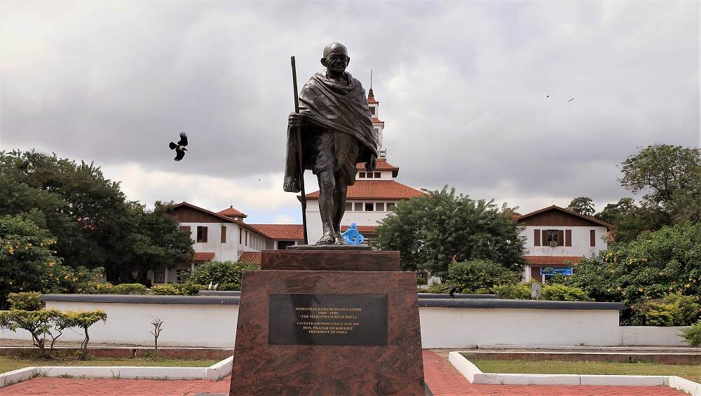 महात्मा गांधी यांना वर्णभेदी ठरवत विद्यापीठातून चक्क हटवला पुतळा महात्मा गांधी यांना वर्णभेदी ठरवत विद्यापीठातून चक्क हटवला पुतळा