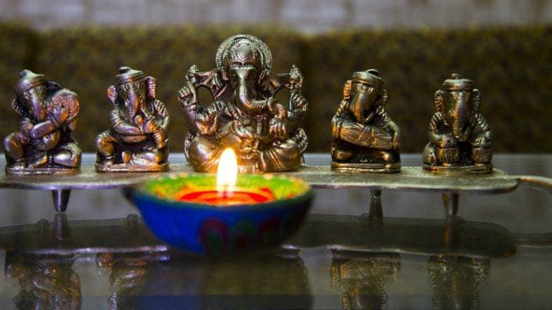 Ganesh Chaturthi 2019 Muhurat : गणेशाची पूजा कशी केली जाते, याची माहिती आहे का? मग जाणून घ्या गणेशोत्सवातील पूजा, महूर्त आणि महत्व Ganesh Chaturthi 2019 Muhurat : गणेशाची पूजा कशी केली जाते, याची माहिती आहे का? मग जाणून घ्या गणेशोत्सवातील पूजा, महूर्त आणि महत्व